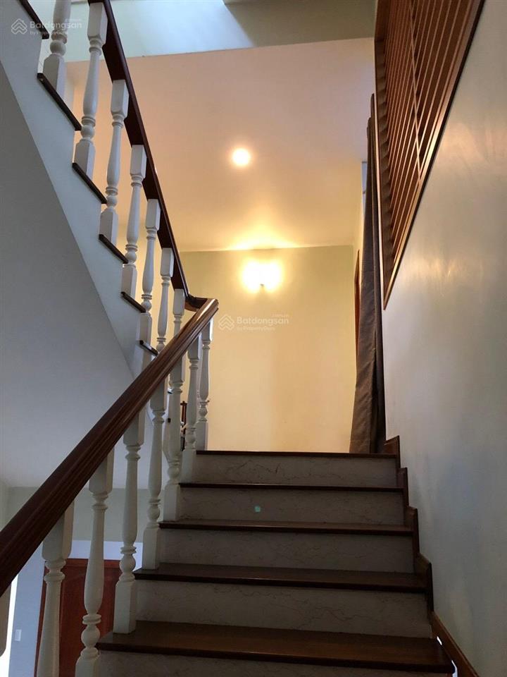 Cho thuê nhà út tịch, p4, q. tân bình, dt 10x20m, trệt, 2 lầu