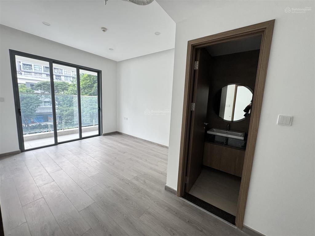 Cho thuê sky villa gara xe trong nhà, layout hiếm, 2pn, dt 167m2. chỉ 23tr/tháng