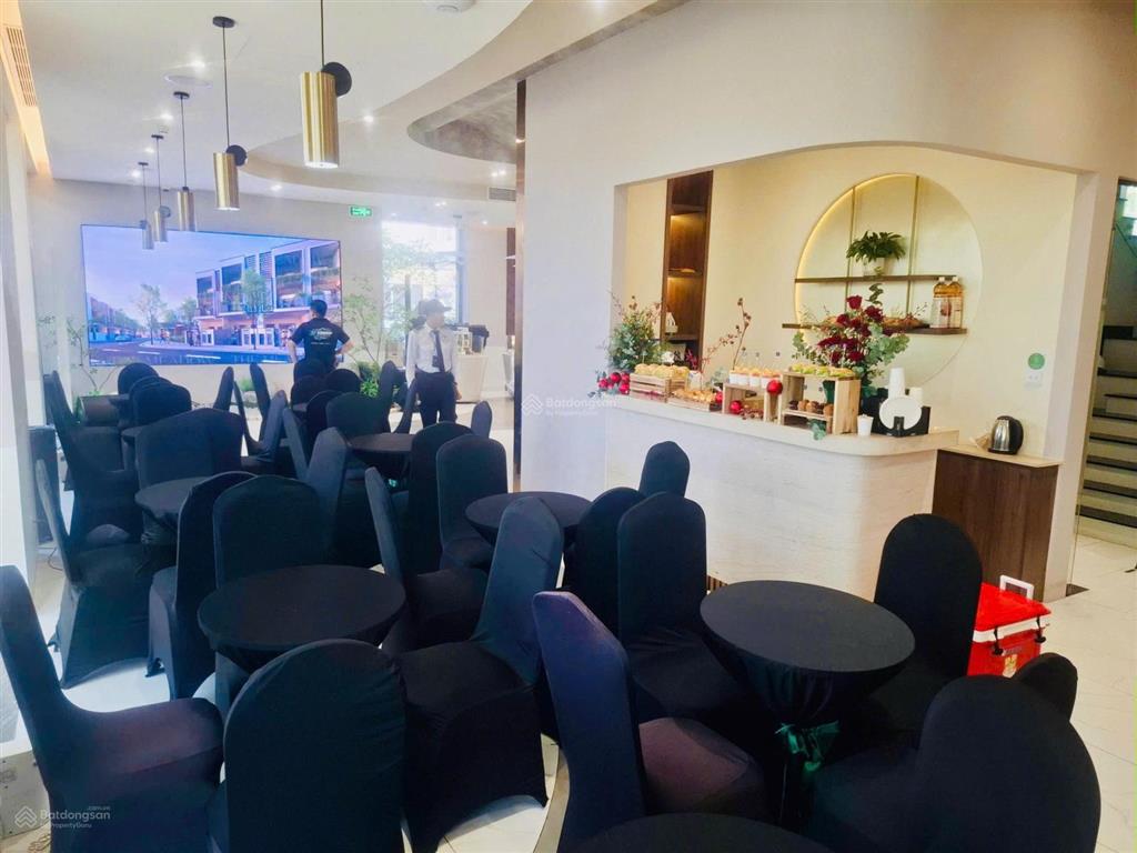 Bán nhà phố dãy n1  meadow bình chánhdt sàn 235m2. giá 10.4 tỷ full vat!  em 0896 138 ***