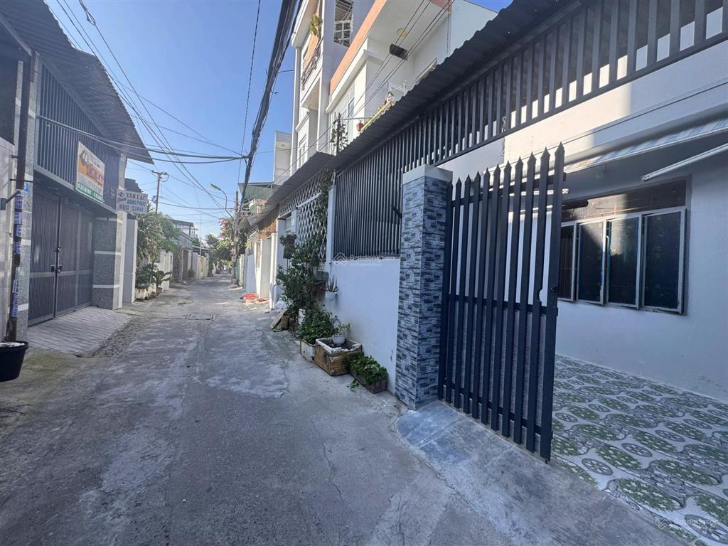 Nhà mặt đường lê văn tám  phước long  tổng dt 104m2 sau qh còn 86,6m2  nhà gồm 2pn, wc, sân
