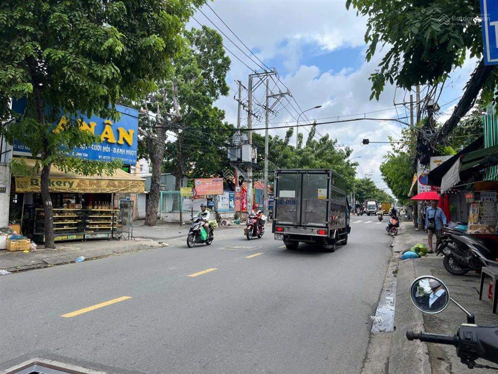 Bán góc 2 mặt tiền dt 16,2m x 35m tổng 604 m2 đường hương lộ 2, gần ngã tư 4 xã, giá bán 56 tỷ