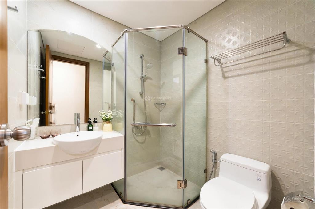 Chính chủ đi nước ngoài cần cho thuê lại 2 pn, giá 20 triệu vnd tại vinhomes central park