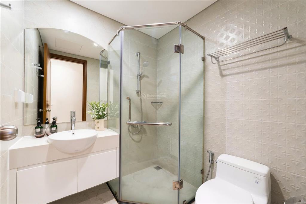 Chính chủ đi nước ngoài cần cho thuê lại 2 pn, giá 20 triệu vnd tại vinhomes central park