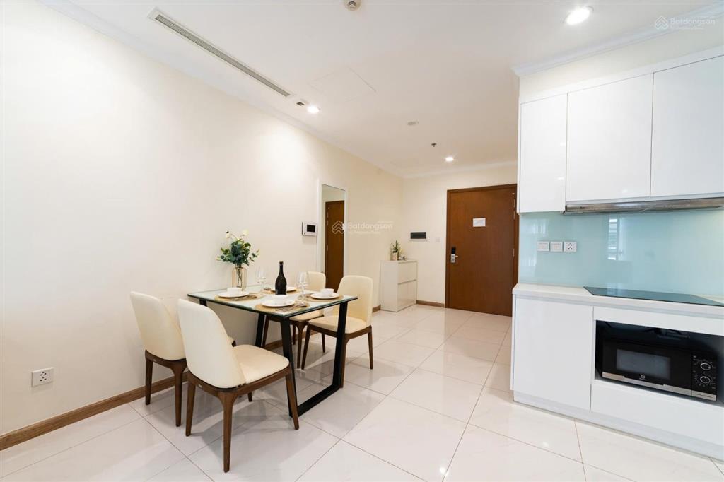 Chính chủ đi nước ngoài cần cho thuê lại 2 pn, giá 20 triệu vnd tại vinhomes central park