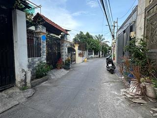 Mặt tiền đường oto né nhau đối diện ubnd tp thủ đức. dài 27m, sân trước rộng rãi nhà trống sạch đẹp
