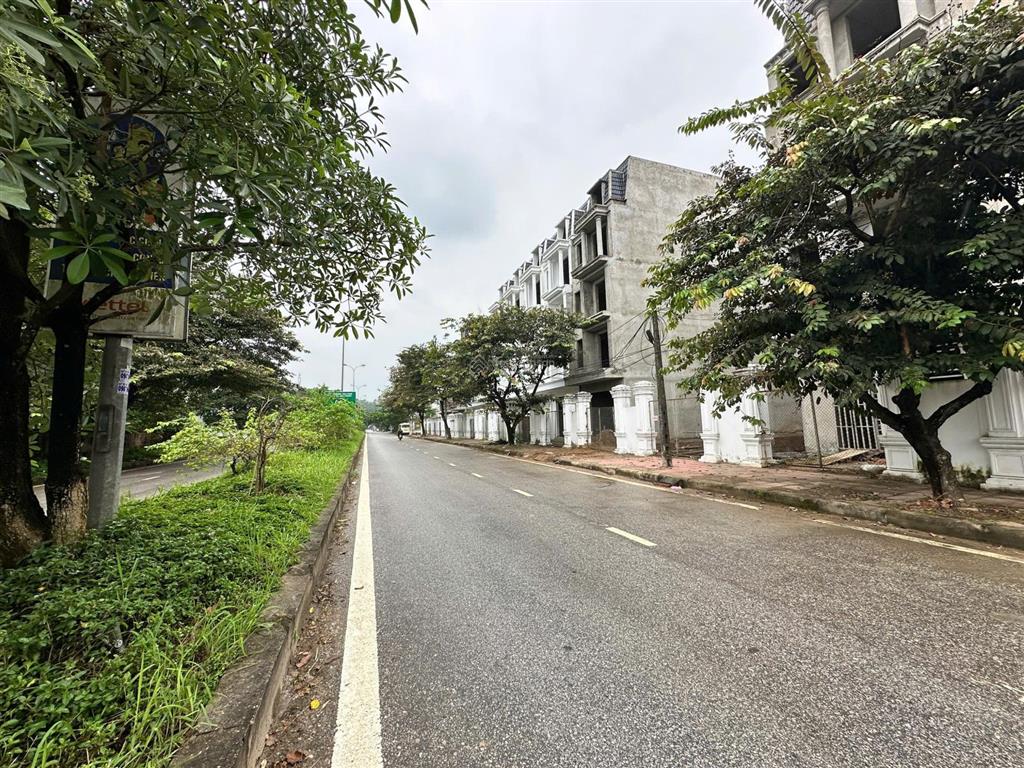 Bán lô liền kề mặt đường đôi đi vào sân golf dự án thiên mã, diện tích 100m2, giá 6,x tỷ