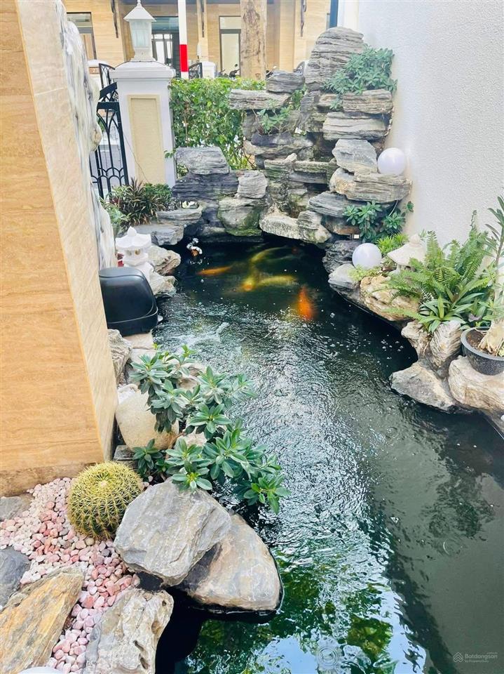 Bán nhà 3 mặt sân vườn  có nội thất tại verosa park khang điền