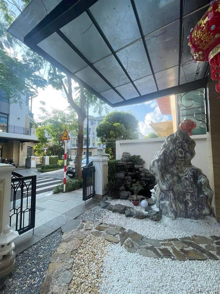 Bán nhà 3 mặt sân vườn  có nội thất tại verosa park khang điền