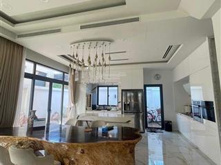 Bán nhà 3 mặt sân vườn  có nội thất