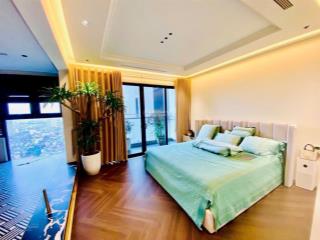 Chính chủ cần bán căn hộ 3 phòng ngủ 145m2 đã có sẵn nội thất vào ở được luôn tầng trung đẹp