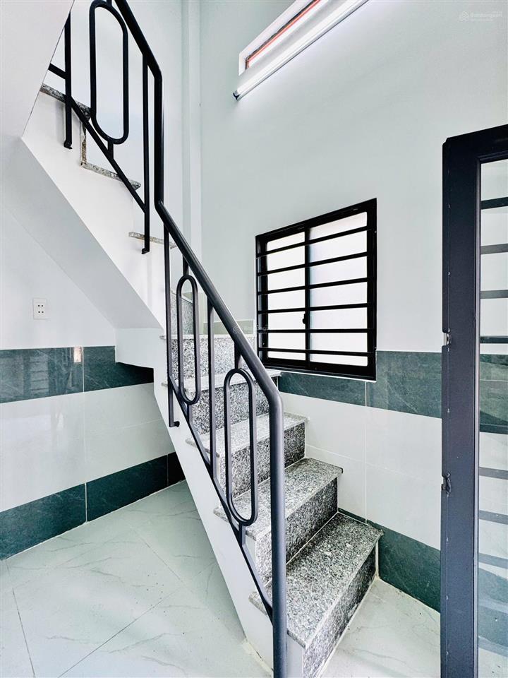 Nhà mới 1 trệt 1 lầu 1 lửng, ngay chợ xuân thới thượng, 2pn2wc, 565tr full bao công chứng