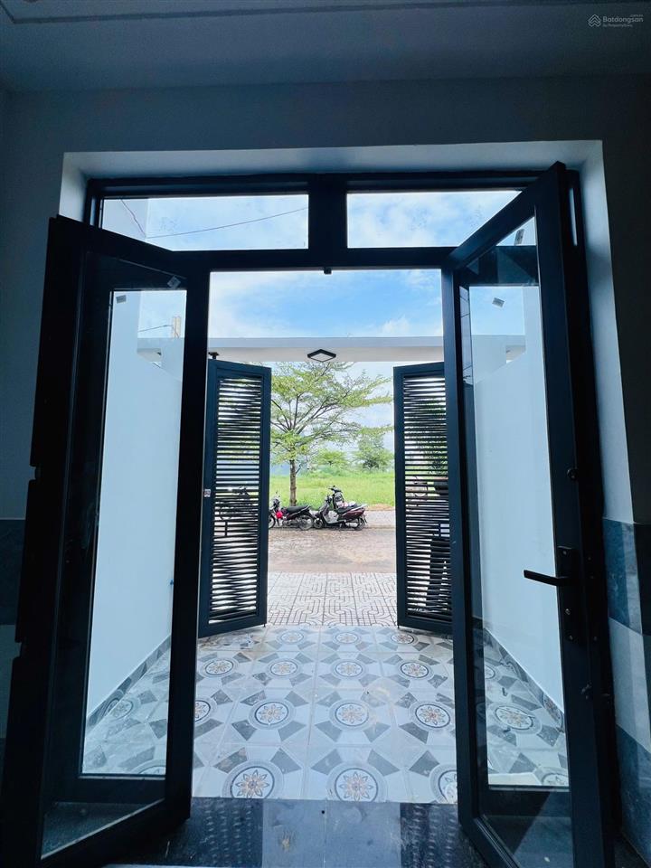 Nhà mới xây, nhà gần chợ, hóc môn ngay kdc đông đúc, sổ hồng 4x12m, nhà đẹp y hình