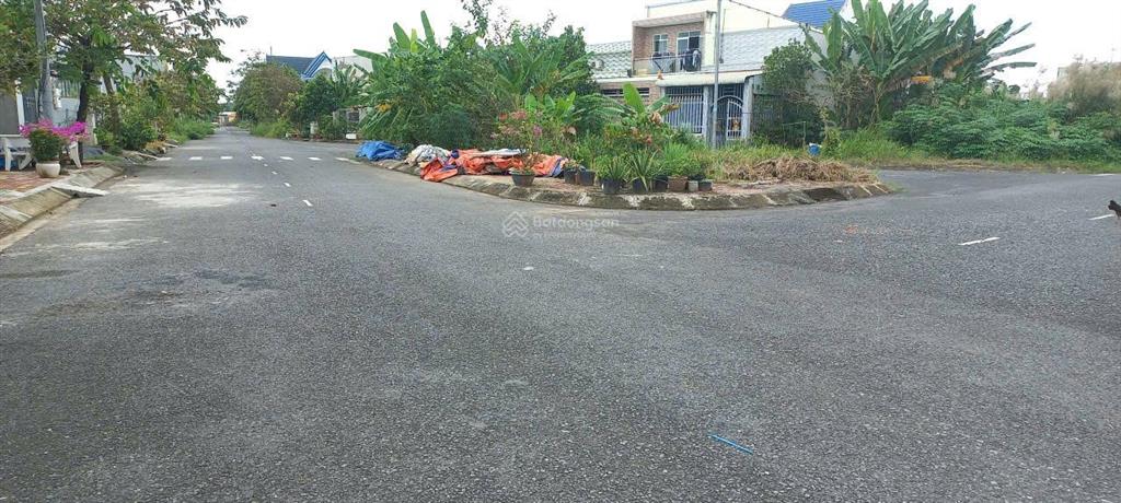 Bán lô góc 2 mặt thông thoáng dt 92m2 (ngang 5 dài 20) trên đường số 32 và số 32a giá 2 tỷ 600 tr