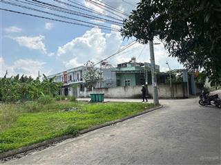 Lô góc 2 mặt tiền, sổ sẵn, khu dân cư đông đúc, đường thông