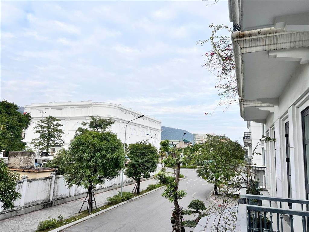 Căn góc vincom 125,7m2 đang cho thuê 30tr/tháng bán nhanh 10 tỷ 800tr  0976 758 ***