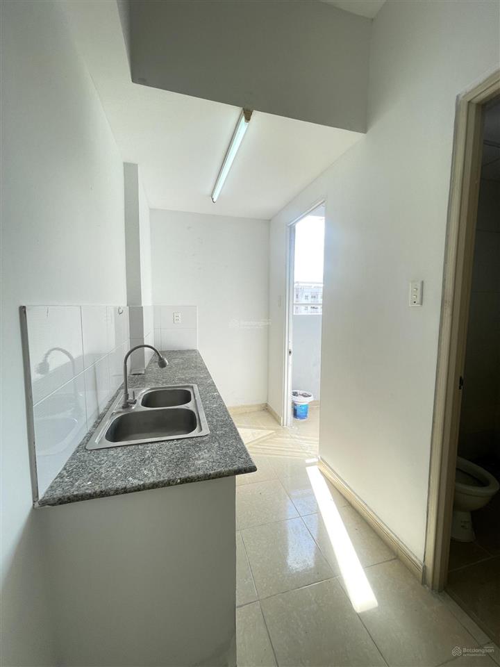 Bán 1 căn góc hqc plaza giá chỉ 1,350 tỷ, 61m22pn  2wc, nhà trống nhận nhà ở ngay.  0937 379 ***