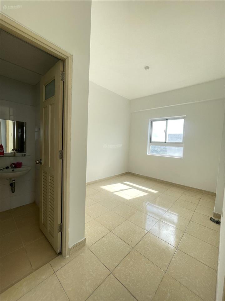 Bán 1 căn góc hqc plaza giá chỉ 1,350 tỷ, 61m22pn  2wc, nhà trống nhận nhà ở ngay.  0937 379 ***