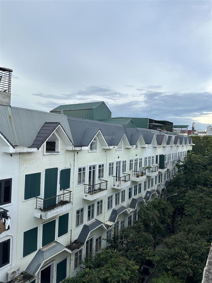 Lk đô nghĩa  sol lake , 100m2, giá đầu tư hơn 18 tỷ, 2 mặt đường ô tô đỗ 2 cửa, sổ , gấp.