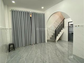 Bán gấp nhà đẹp phạm văn bạch, 3 tầng, 3pn, giá 2.95 tỷ.