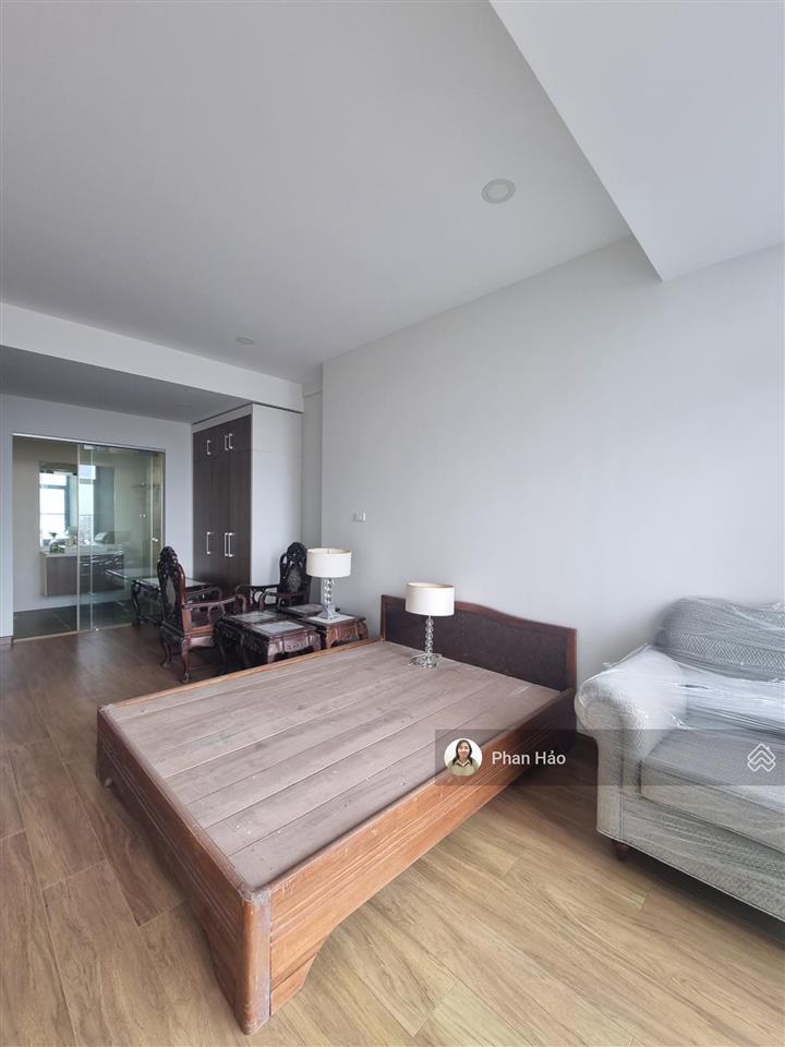 Bán căn hộ discovery complex 302 cầu giấy. 194m2 giá 78tr/m2. gồm pn, 3vs, slot ô tô. nt cơ bản