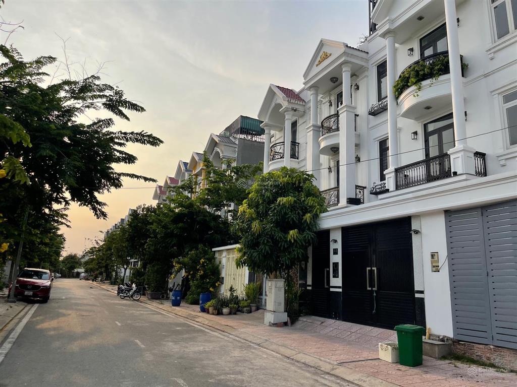 Bán nhà phố 100m2 (5x20m) 1 trệt 2 lầu giá chỉ 9,5 tỷ đường 16m view căn hộ trục chính