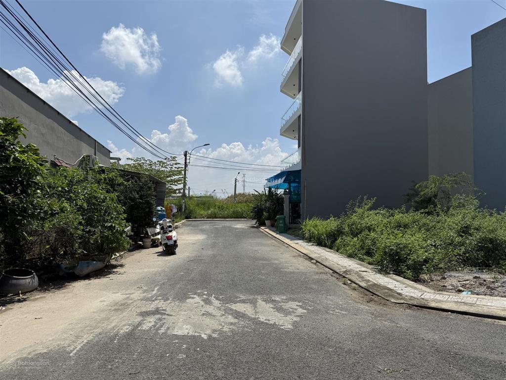Hàng chính chủ gửi tại đường trường lưu, 133m2 chỉ 65,5tr/m2, bán đất nền dự án nam khang residence