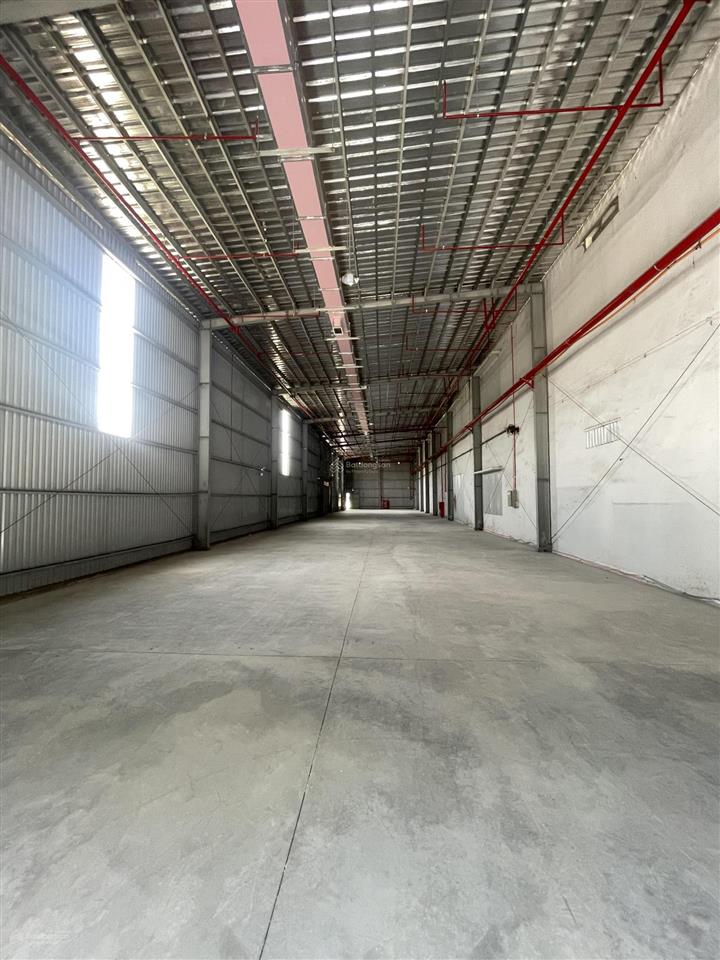 Cho thuê kho đang trống dt 680m2 trong kcn cát lái, quận 2, có pccc, đường xe cont vào 24/24