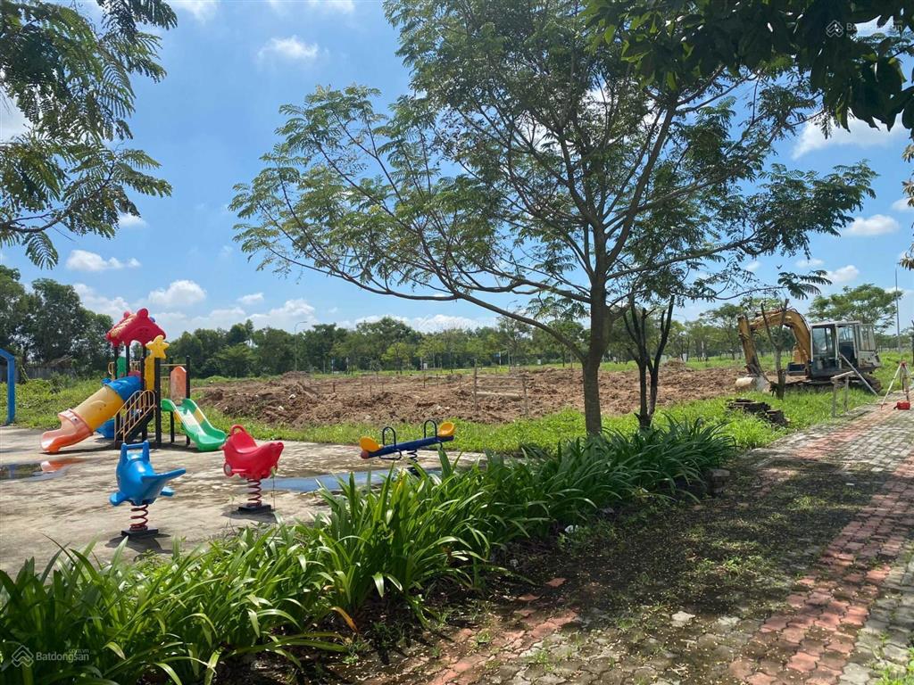 Bán đất nền sổ đỏ dự án lago centro, diện tích 70m2, lô kế góc, gần trung tâm thương mại, giá 1ty35