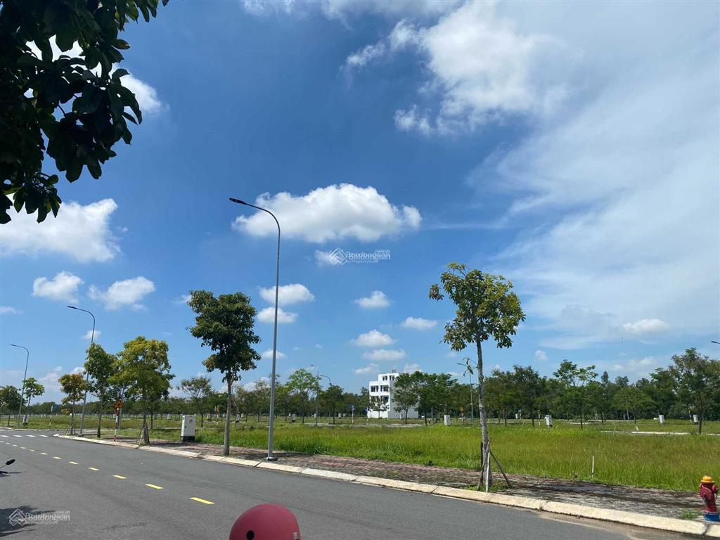 Bán đất nền sổ đỏ dự án lago centro, diện tích 70m2, lô kế góc, gần trung tâm thương mại, giá 1ty35