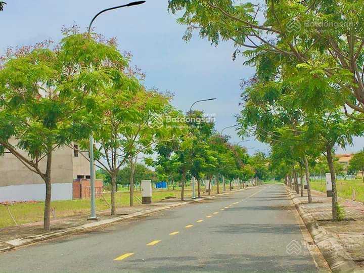 Bán đất nền sổ đỏ dự án lago centro, diện tích 70m2, lô kế góc, gần trung tâm thương mại, giá 1ty35