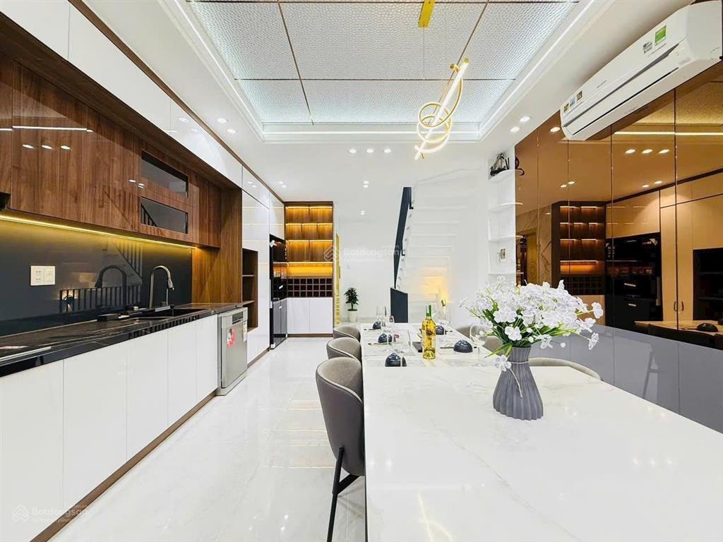 Bán nhà hẻm 766 cách mạng tháng 8, tân bình (4,5*12m)  4 tầng