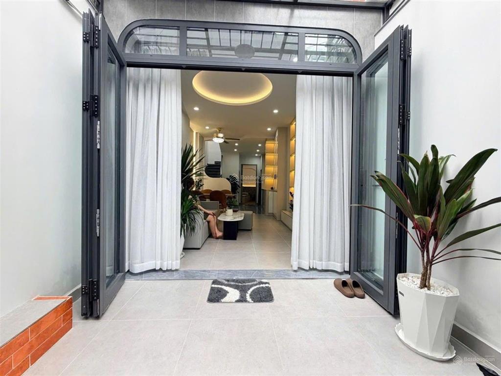 Bán nhà phường 6, tân bình hẻm 61 đất thánh, (4,5*16m) 3 tầng hơn 8 tỷ?