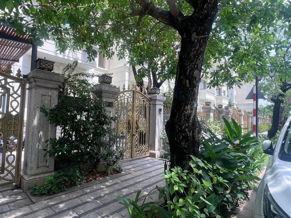 Cho thuê biệt thự vinhomes bason full nội thất dtsd 548m2 giá 10.000 usd