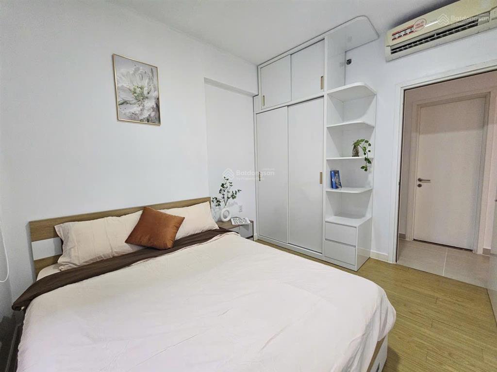Chính chủ kẹt tiền cần bán căn 2pn căn gốc view hồ bơi,nhà full nội thất cao cấp