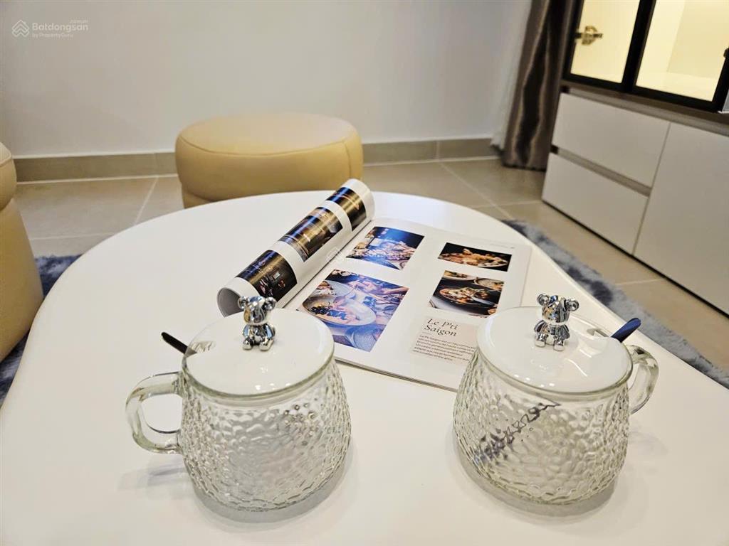 Chính chủ kẹt tiền cần bán căn 2pn căn gốc view hồ bơi,nhà full nội thất cao cấp