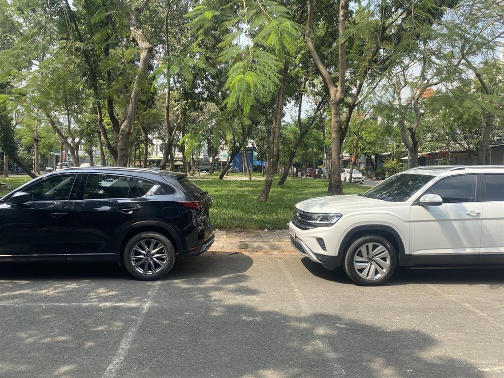 Bán nhà góc 2 mt công viên. bình tân. dt 8m x 15m, 3 lầu