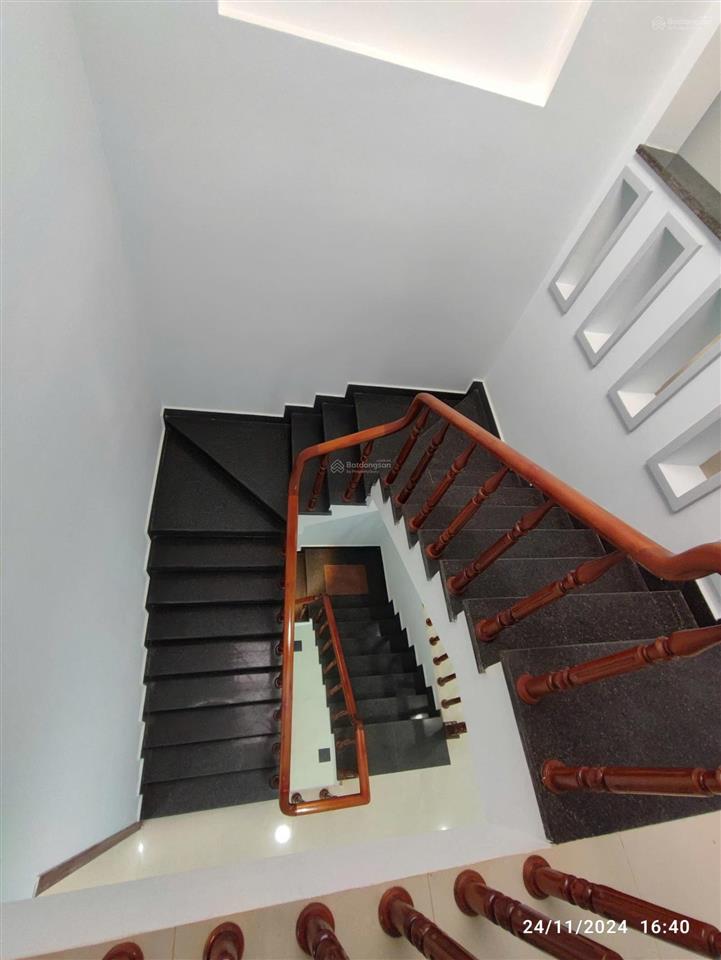Hạ giá bán nhanh nhà gần trường đua phú thọ. dt 4x16. 3 lầu.