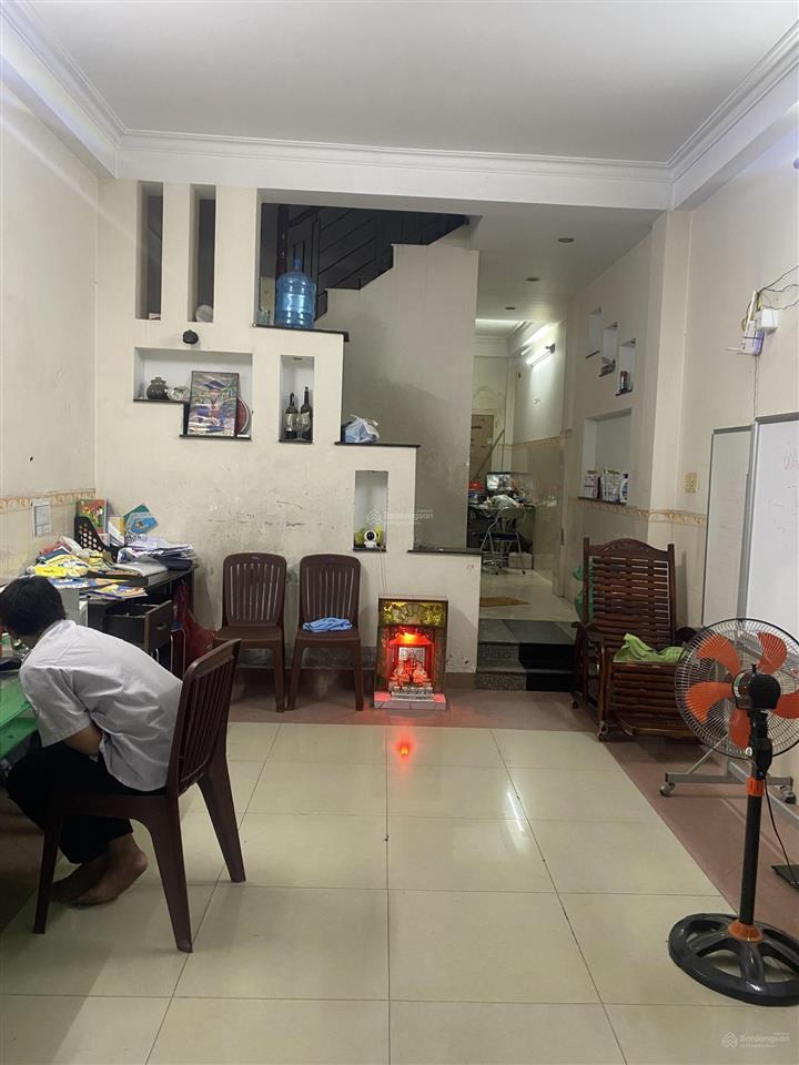 Hạ giá bán nhanh nhà gần trường đua phú thọ. dt 4x16. 3 lầu.