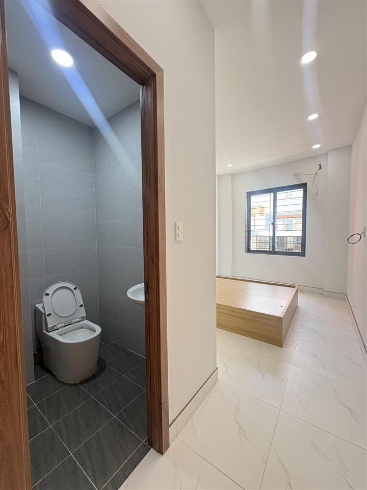 Chính chủ bán nhà quận 5 hẻm rộng khu vị trí vàng giá rẻ 5,88 tỷ sổ hồng 2 lầu 3x10m  0938 295 ***