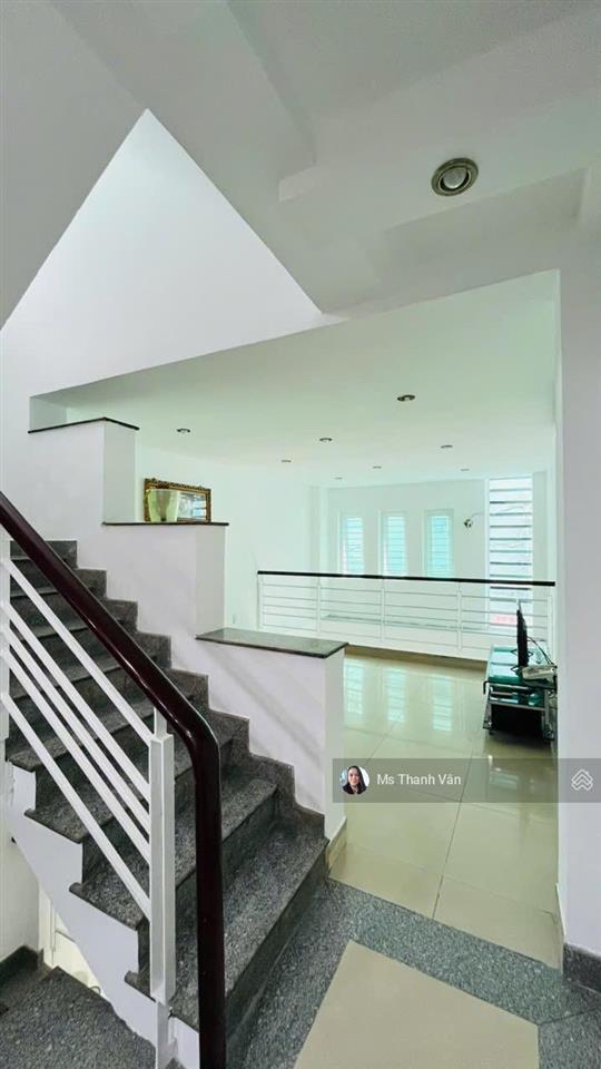 Chủ cho thuê 17 triệu toà nhà văn phòng q6 1 trệt 5 lầu ngang 4x16m cách 2 căn ra mt phạm văn chí