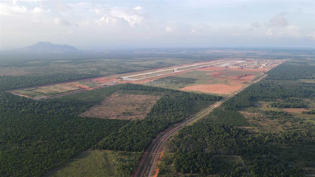 Đất diện tích lớn vuông vức gần sân bay phan thiết, mt 30m, 0947 462 ***