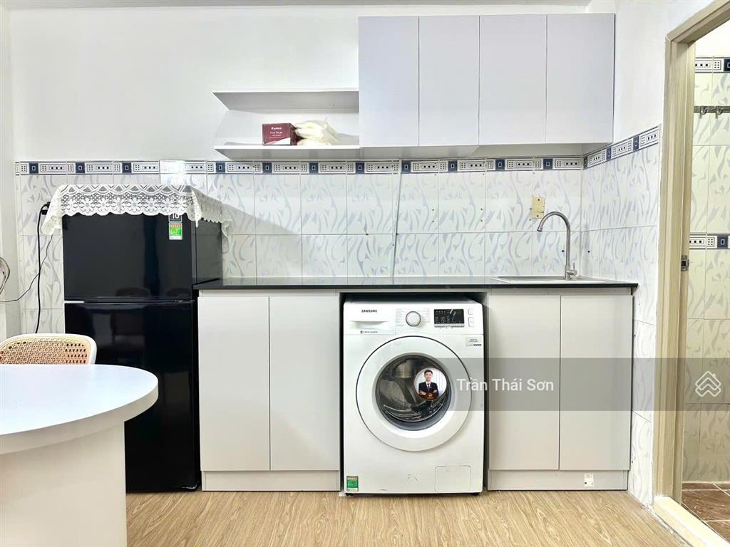 Căn hộ dịch vụ mới 100%, tách bếp, ban công riêng, cộng hoà
