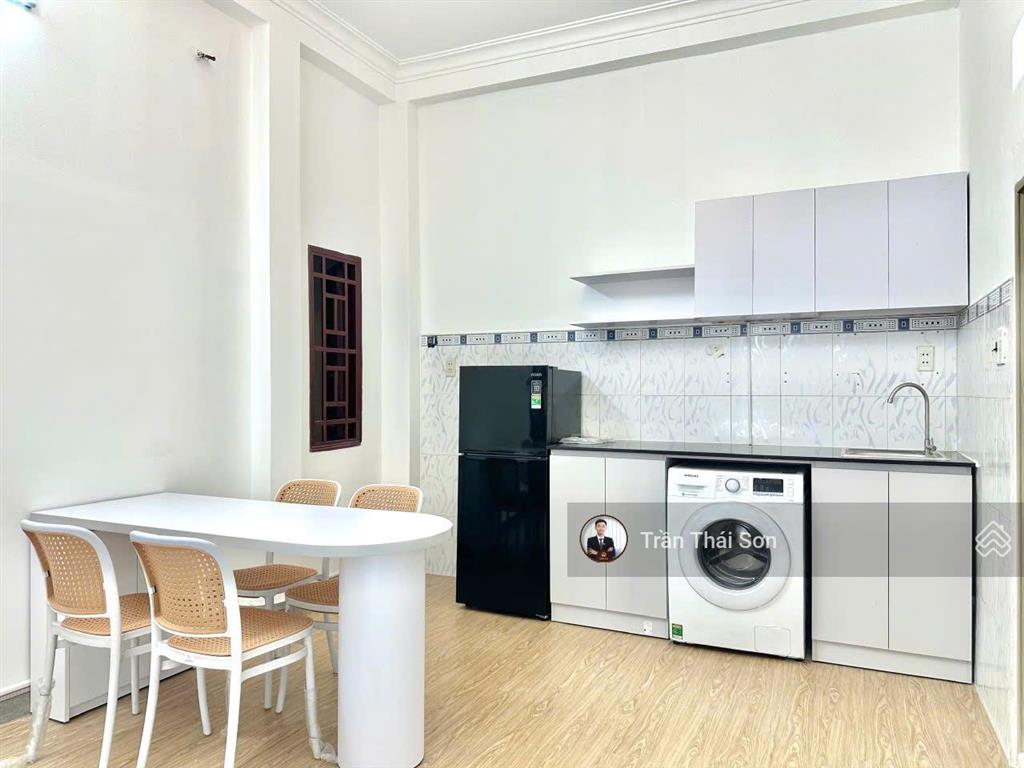 Căn hộ dịch vụ mới 100%, tách bếp, ban công riêng, cộng hoà