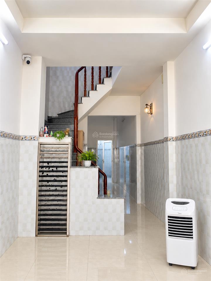 Cần bán gấp nhà 2 tầng kiên cố ngay trần não giá chỉ 9,5 tỷ tl.  0932 127 *** xem nhà