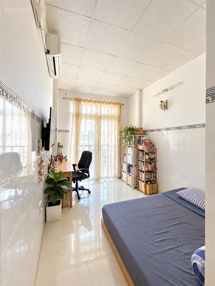 Cần bán gấp nhà 2 tầng kiên cố ngay trần não giá chỉ 9,5 tỷ tl.  0932 127 *** xem nhà