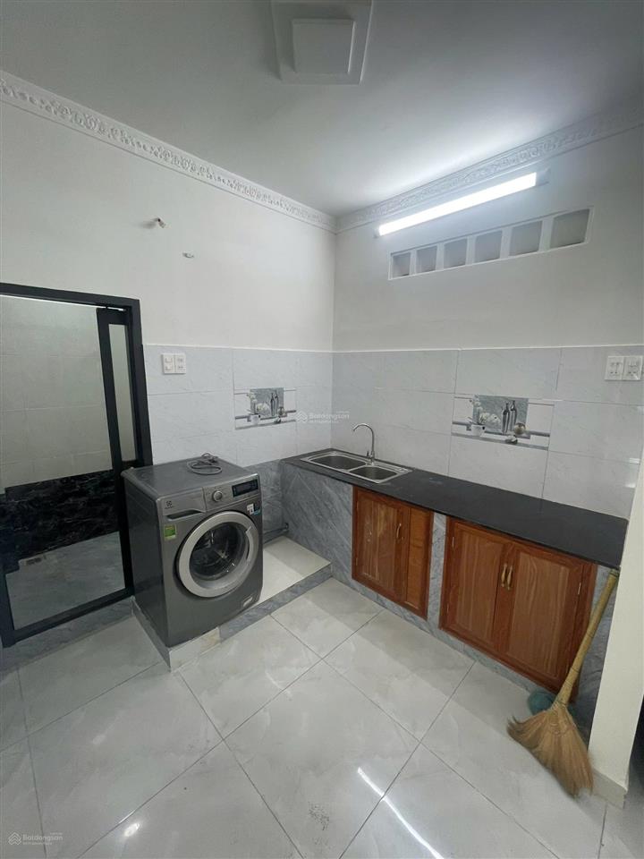 Bán chung cư cách mạng tháng 8, dt 45m2, 2pn, nt cơ bản, giá 2.430 tỷ