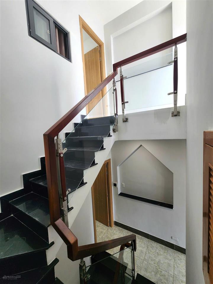 Nhà đẹp 3 lầu hẻm 4m chỉ cách mặt tiền phú định 50m