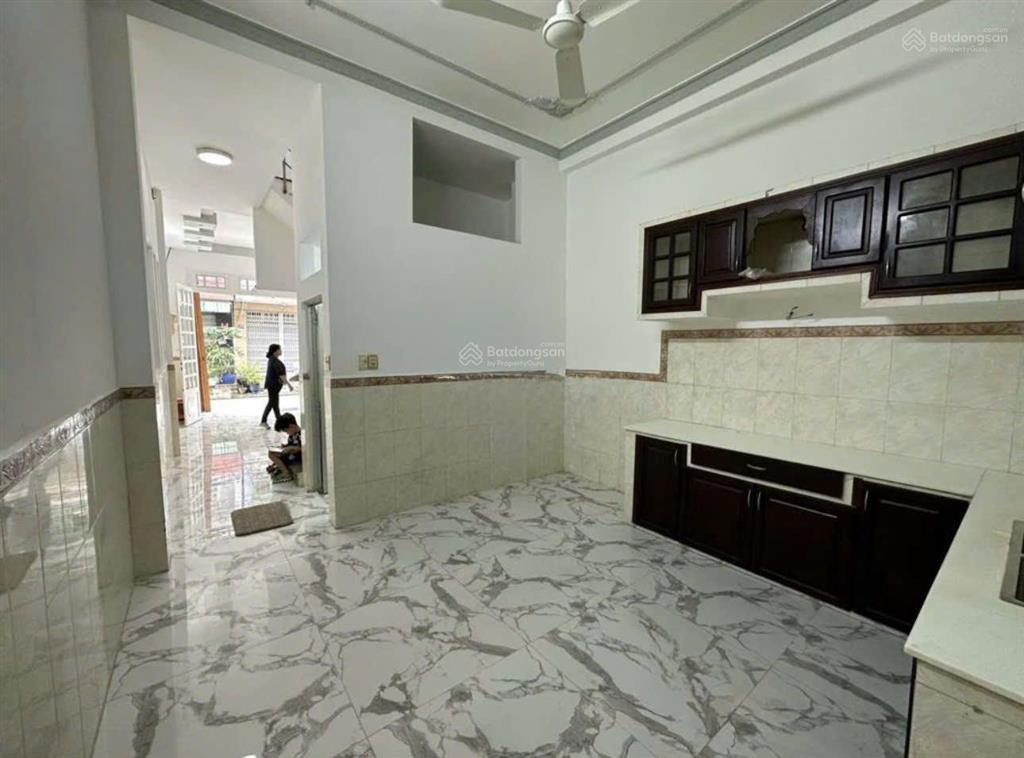 Nhà mới 3 lầu mặt tiền đường 10m bình phú giá tốt