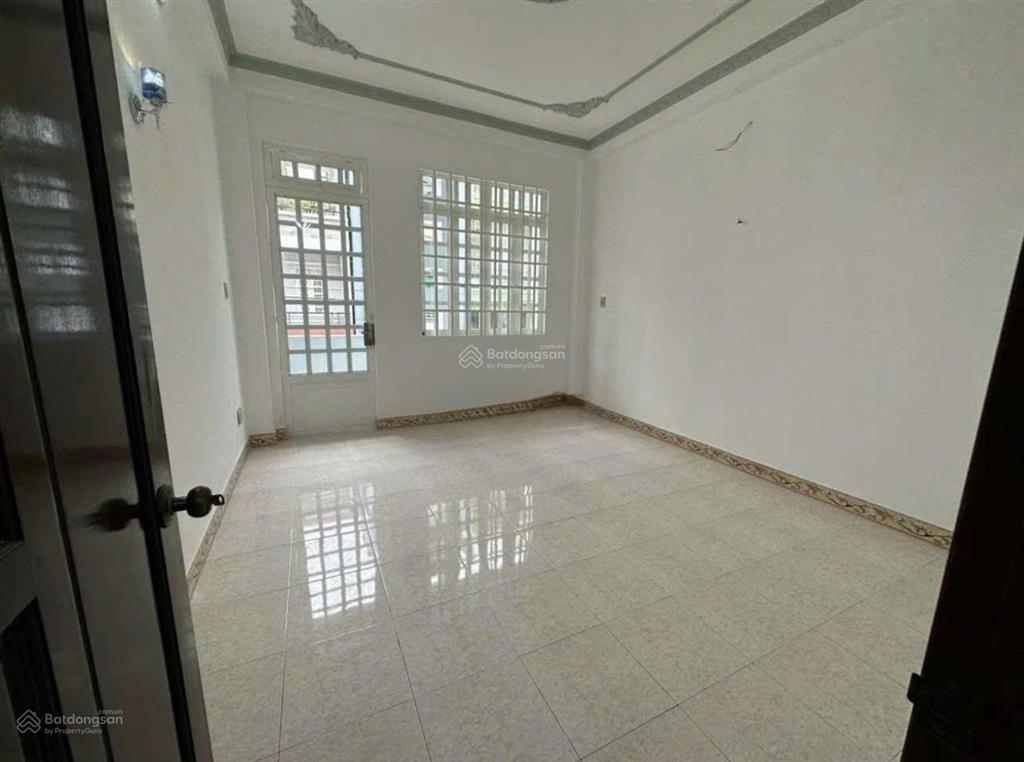 Nhà mới 3 lầu mặt tiền đường 10m bình phú giá tốt
