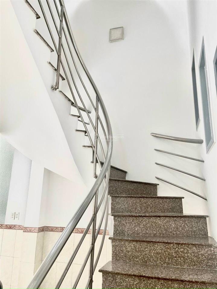 Nhà mới 3 lầu mặt tiền đường 10m bình phú giá tốt